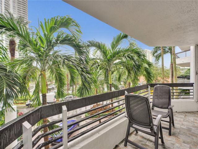 2-bedroom condo for sale in Aventura - 3600 Mystic Pointe Dr 311 - MondialRealty
