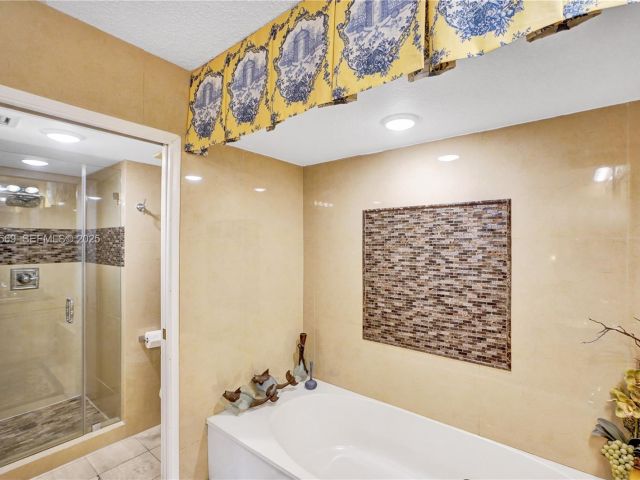 2-bedroom condo for sale in Aventura - 3600 Mystic Pointe Dr 311 - MondialRealty