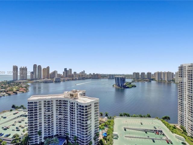 2-bedroom condo for sale in Aventura - 3600 Mystic Pointe Dr 311 - MondialRealty