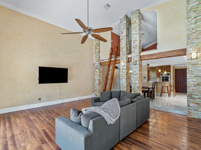 Home for rent at 870 NW 7th Street - photo 6901109