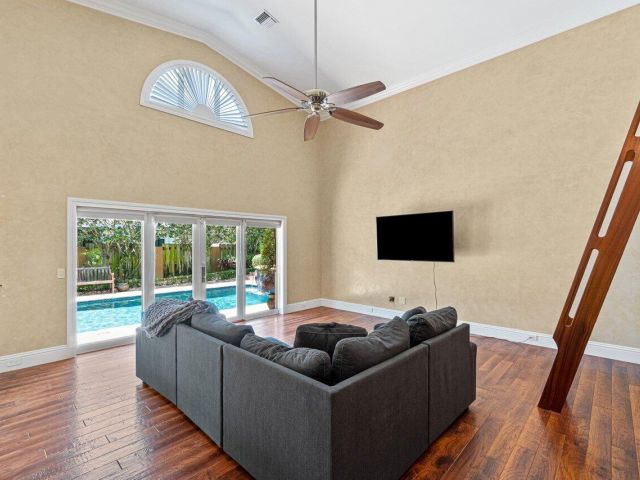 Home for rent at 870 NW 7th Street - photo 6901110