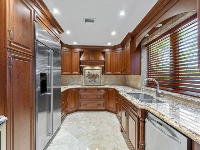 Home for rent at 870 NW 7th Street - photo 6901118