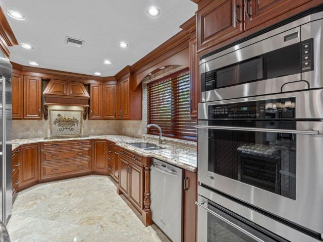 Home for rent at 870 NW 7th Street - photo 6901119