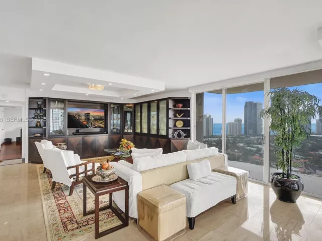 3-bedroom condo for sale in Aventura - 19355 Turnberry Way 26E - MondialRealty