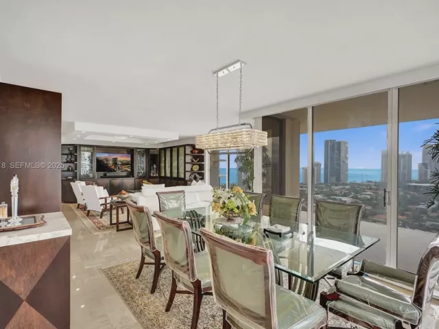 3-bedroom condo for sale in Aventura - 19355 Turnberry Way 26E - MondialRealty