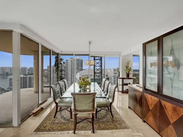 3-bedroom condo for sale in Aventura - 19355 Turnberry Way 26E - MondialRealty