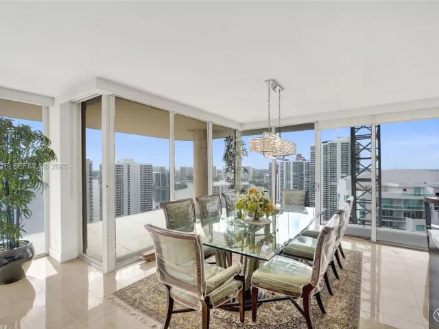 3-bedroom condo for sale in Aventura - 19355 Turnberry Way 26E - MondialRealty