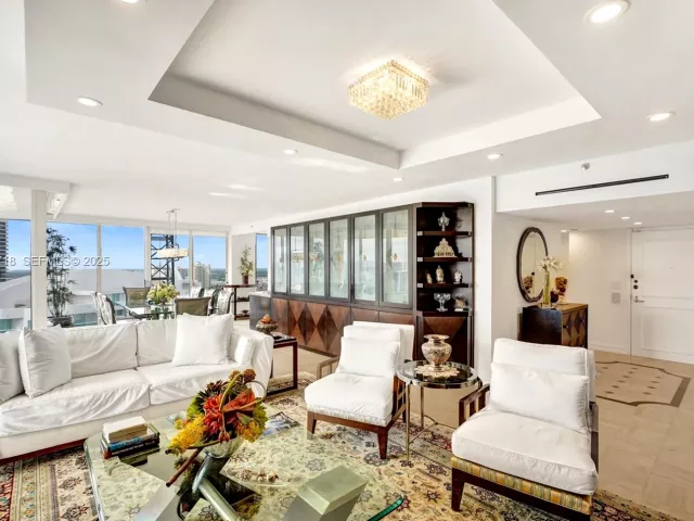 3-bedroom condo for sale in Aventura - 19355 Turnberry Way 26E - MondialRealty