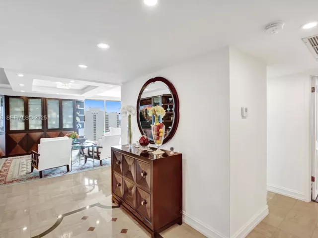 3-bedroom condo for sale in Aventura - 19355 Turnberry Way 26E - MondialRealty