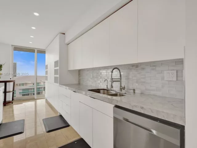 3-bedroom condo for sale in Aventura - 19355 Turnberry Way 26E - MondialRealty