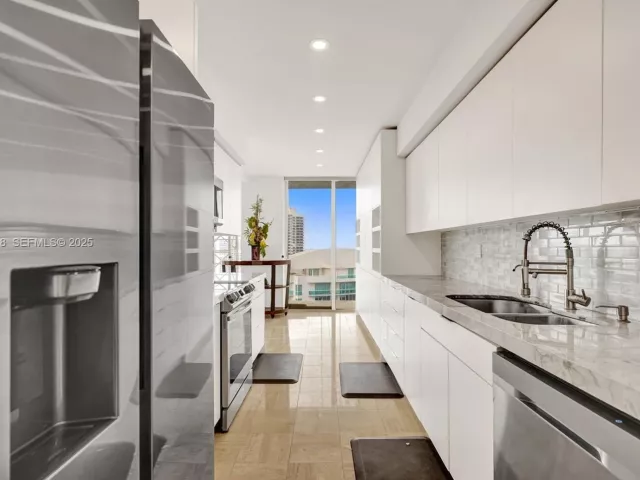 3-bedroom condo for sale in Aventura - 19355 Turnberry Way 26E - MondialRealty