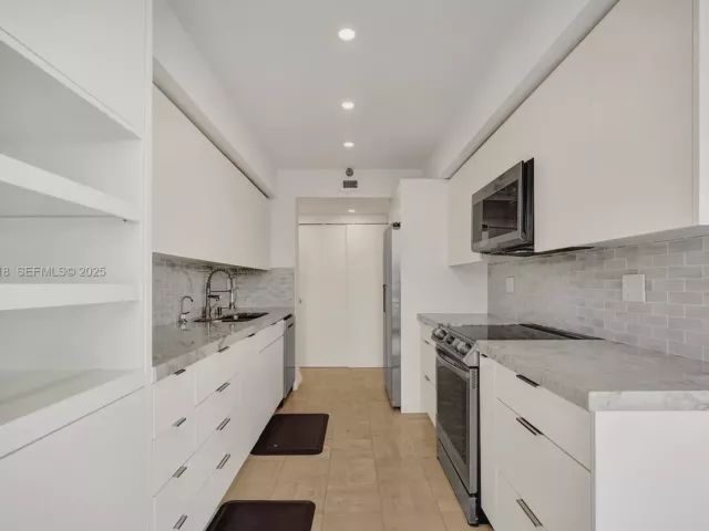 3-bedroom condo for sale in Aventura - 19355 Turnberry Way 26E - MondialRealty