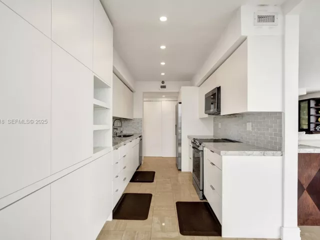 3-bedroom condo for sale in Aventura - 19355 Turnberry Way 26E - MondialRealty