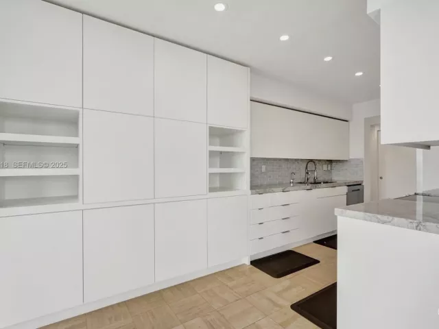 3-bedroom condo for sale in Aventura - 19355 Turnberry Way 26E - MondialRealty