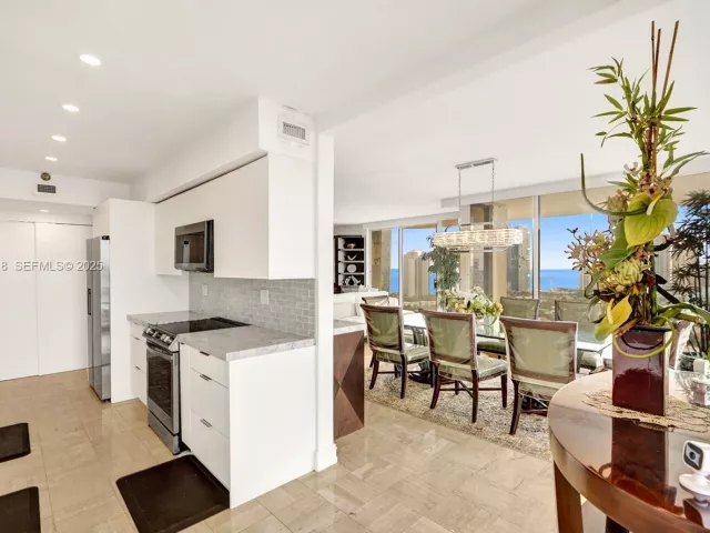 3-bedroom condo for sale in Aventura - 19355 Turnberry Way 26E - MondialRealty