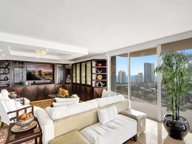 3-bedroom condo for sale in Aventura - 19355 Turnberry Way 26E - MondialRealty