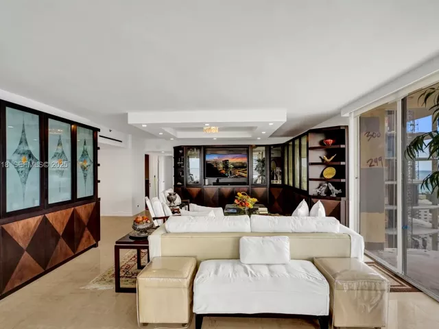 3-bedroom condo for sale in Aventura - 19355 Turnberry Way 26E - MondialRealty