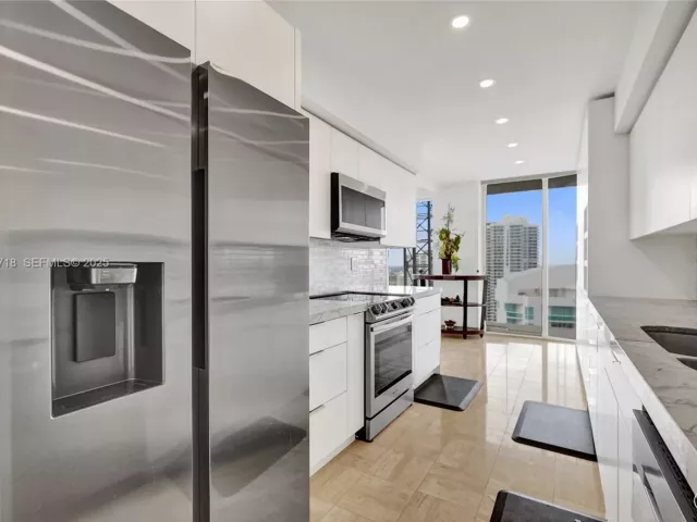 3-bedroom condo for sale in Aventura - 19355 Turnberry Way 26E - MondialRealty