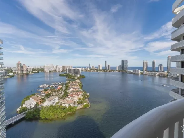 3-bedroom condo for sale in Aventura - 3000 Island Blvd 2802 - MondialRealty