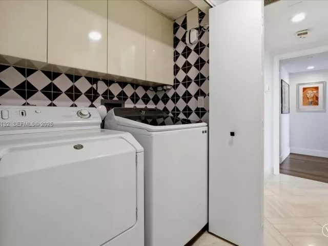 3-bedroom condo for sale in Aventura - 3000 Island Blvd 2802 - MondialRealty