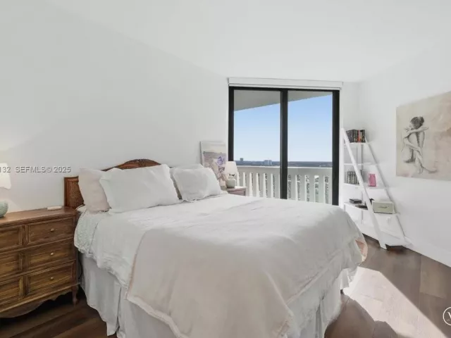 3-bedroom condo for sale in Aventura - 3000 Island Blvd 2802 - MondialRealty