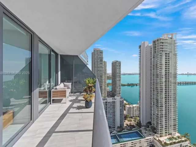 2-bedroom condo for rent in Miami - 460 NE 28th St 3903 - MondialRealty