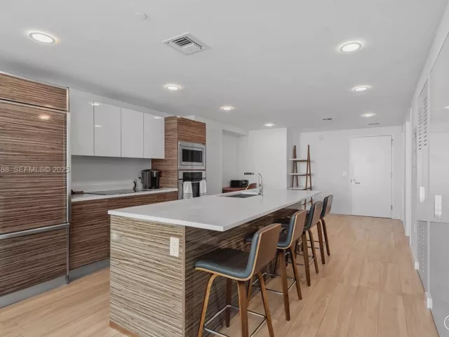 2-bedroom condo for rent in Miami - 460 NE 28th St 3903 - MondialRealty