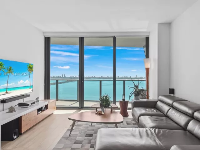2-bedroom condo for rent in Miami - 460 NE 28th St 3903 - MondialRealty
