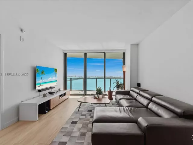 2-bedroom condo for rent in Miami - 460 NE 28th St 3903 - MondialRealty