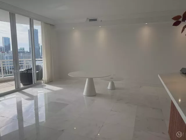 1-bedroom condo for rent in Miami - 848 Brickell Key Dr PH4003 - MondialRealty