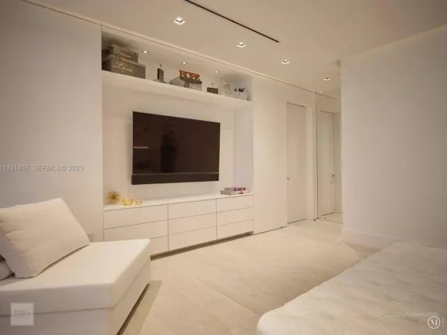 3-bedroom condo for rent in Bal Harbour - 9701 Collins Ave 2704S - MondialRealty