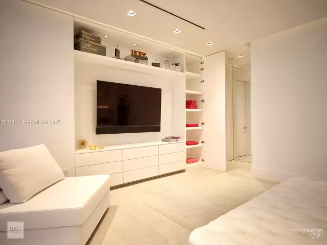 3-bedroom condo for rent in Bal Harbour - 9701 Collins Ave 2704S - MondialRealty