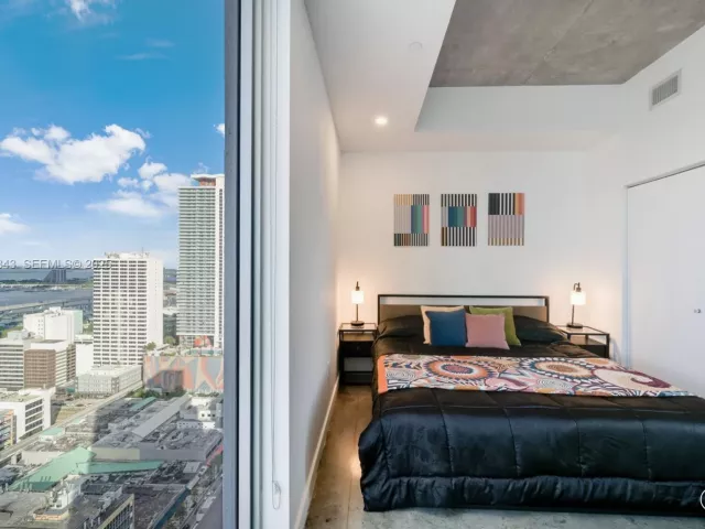 1-bedroom condo for rent in Miami - 151 SE 1st St 3008 - MondialRealty