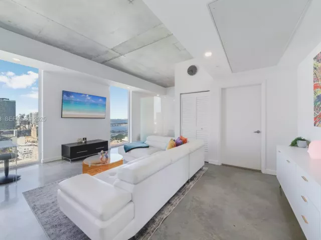 1-bedroom condo for rent in Miami - 151 SE 1st St 3008 - MondialRealty