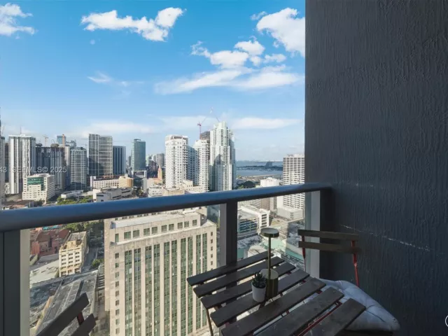 1-bedroom condo for rent in Miami - 151 SE 1st St 3008 - MondialRealty