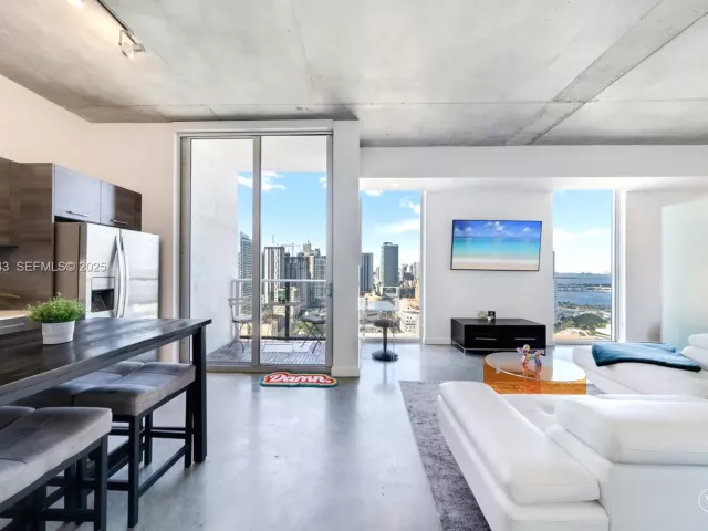 1-bedroom condo for rent in Miami - 151 SE 1st St 3008 - MondialRealty