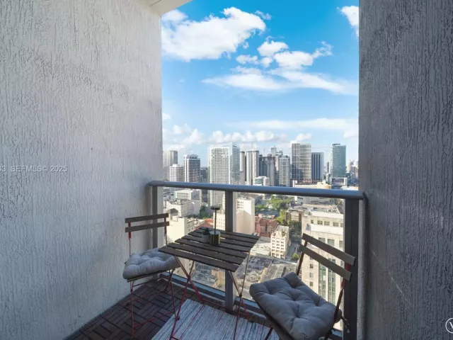 1-bedroom condo for rent in Miami - 151 SE 1st St 3008 - MondialRealty