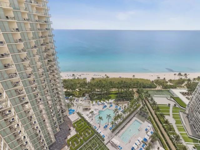 4-bedroom condo for sale in Bal Harbour - 9701 Collins Ave 2303S - MondialRealty