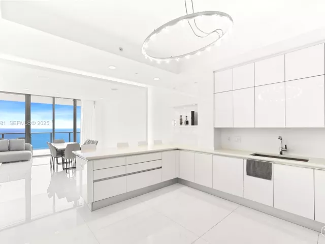 4-bedroom condo for sale in Bal Harbour - 9701 Collins Ave 2303S - MondialRealty