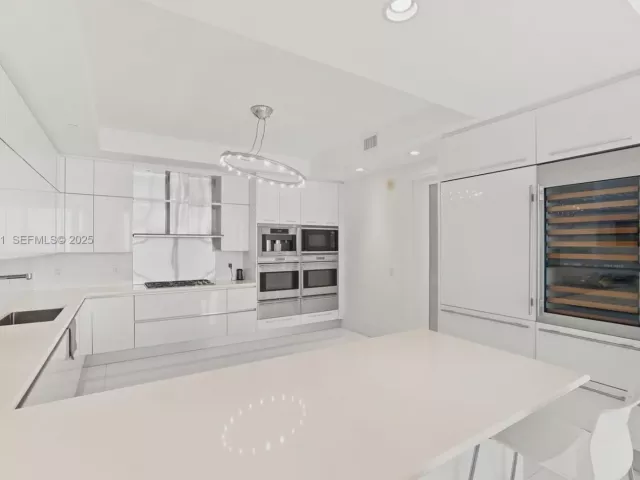 4-bedroom condo for sale in Bal Harbour - 9701 Collins Ave 2303S - MondialRealty