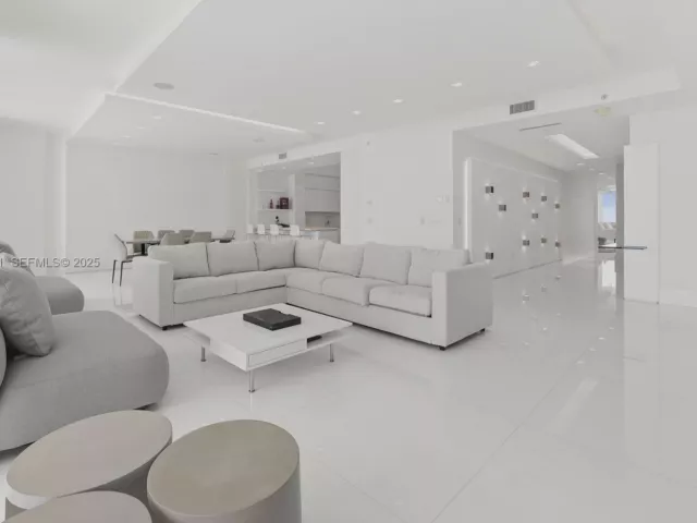 4-bedroom condo for sale in Bal Harbour - 9701 Collins Ave 2303S - MondialRealty