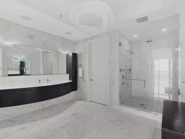 4-bedroom condo for sale in Bal Harbour - 9701 Collins Ave 2303S - MondialRealty