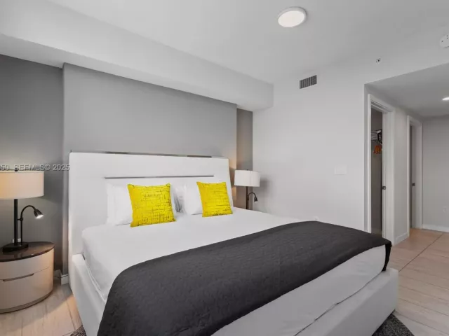 2-bedroom condo for sale in Miami - 3900 Biscayne Blvd S-802 - MondialRealty