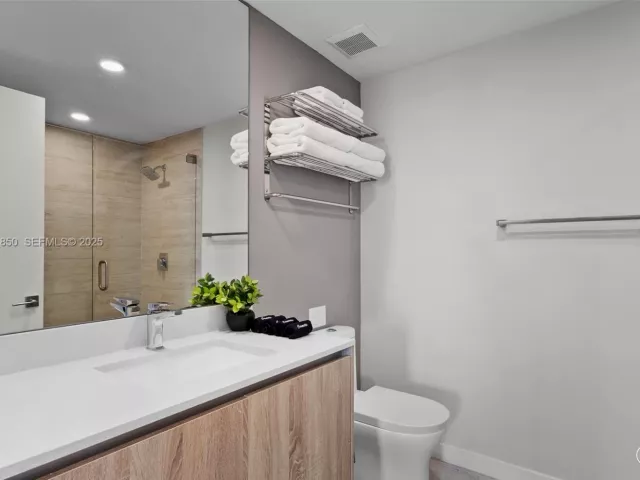 2-bedroom condo for sale in Miami - 3900 Biscayne Blvd S-802 - MondialRealty