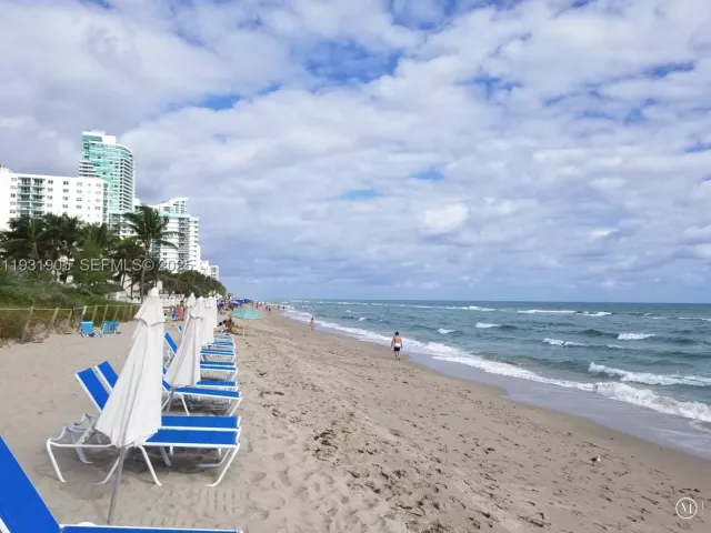 2-bedroom condo for rent in Hollywood - 4001 S Ocean Dr 4J - MondialRealty