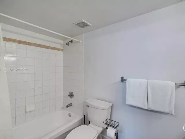 3-bedroom condo for sale in Miami - 1200 Brickell Bay Dr 2202 - MondialRealty