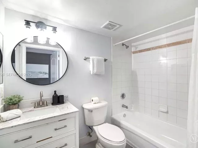 3-bedroom condo for sale in Miami - 1200 Brickell Bay Dr 2202 - MondialRealty