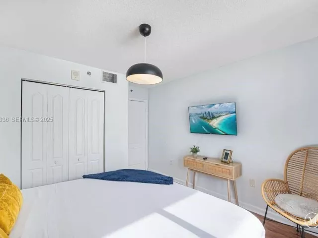 3-bedroom condo for sale in Miami - 1200 Brickell Bay Dr 2202 - MondialRealty