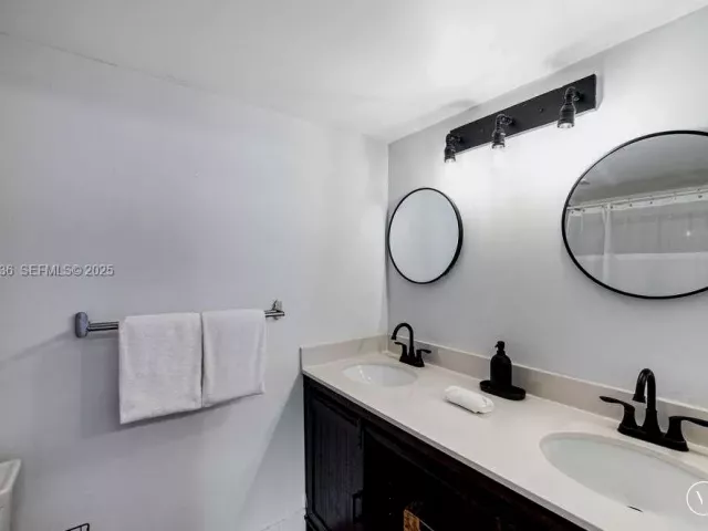 3-bedroom condo for sale in Miami - 1200 Brickell Bay Dr 2202 - MondialRealty