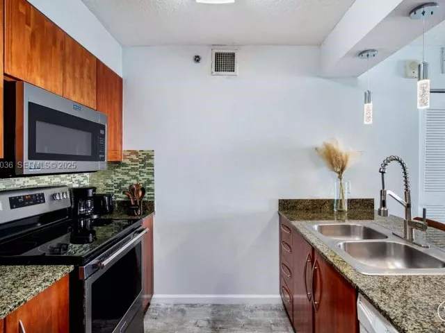 3-bedroom condo for sale in Miami - 1200 Brickell Bay Dr 2202 - MondialRealty
